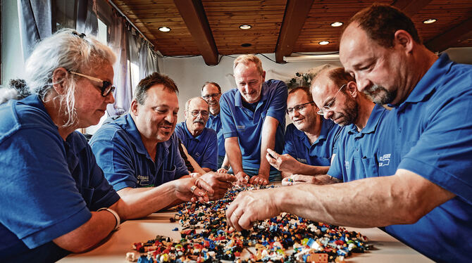 Stammtischrunde der Klötzlebauer, die mit Legosteinen neue Welten entstehen lassen. Rechts vorne Udo King aus Hülben.  FOTO: HEI