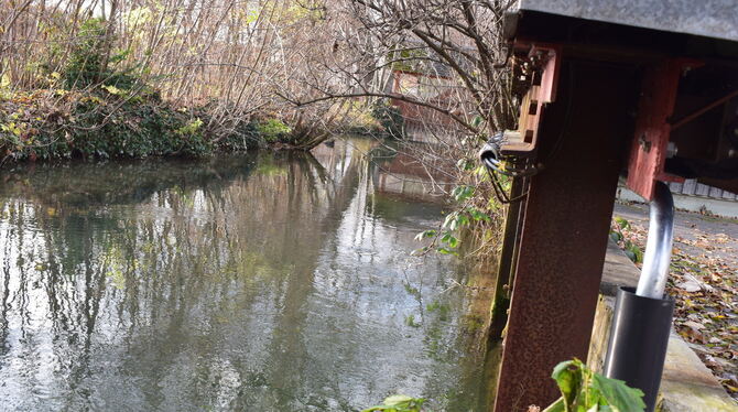 Das Wehr des Ermskanals beim Metzinger Freibad, das den Ablauf zur Erms hin regelt, wird umgebaut: Künftig öffnet es sich automa Das Wehr des Ermskanals beim Metzinger Freibad, das den Ablauf zur Erms hin regelt, wird umgebaut: Künftig öffnet es sich automa