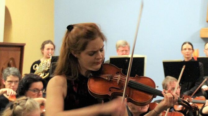 Geigerin Eva Schall und das Reutlinger Kammerorchester spielten das Violinkonzert von Johannes Brahms.  FOTO: VARADY