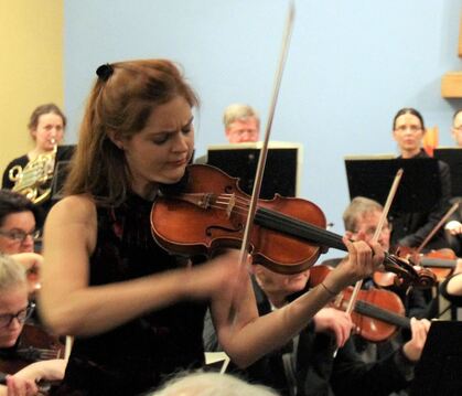 Geigerin Eva Schall und das Reutlinger Kammerorchester spielten das Violinkonzert von Johannes Brahms.  FOTO: VARADY