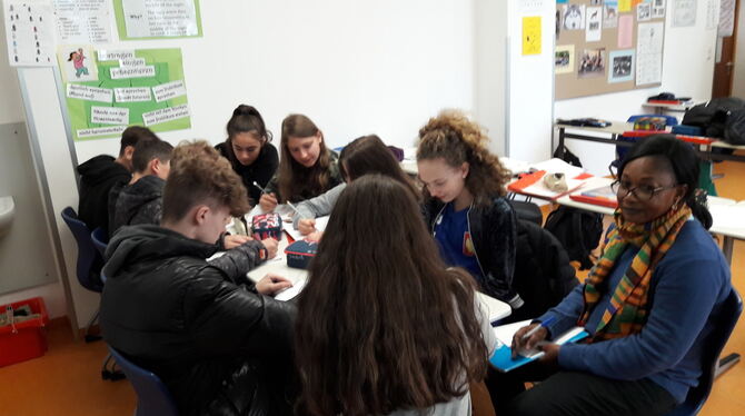 Viviane N’Doly (rechts) hat einen guten Eindruck von Deutschland. FOTO: ZMS