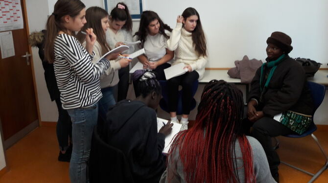 Lehrerin Awa Koné (rechts) steht Rede und Antwort. FOTO: ZMS