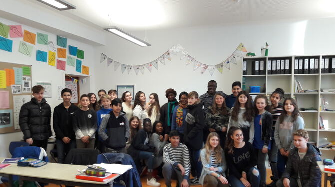 Die Klasse 7d der Eichendorff-Realschule in Reutlingen bekam Besuch von drei Lehrern aus der Partnerstadt Bouaké. FOTO: ZMS