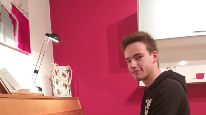 Dennis am Klavier. FOTO: ZMS