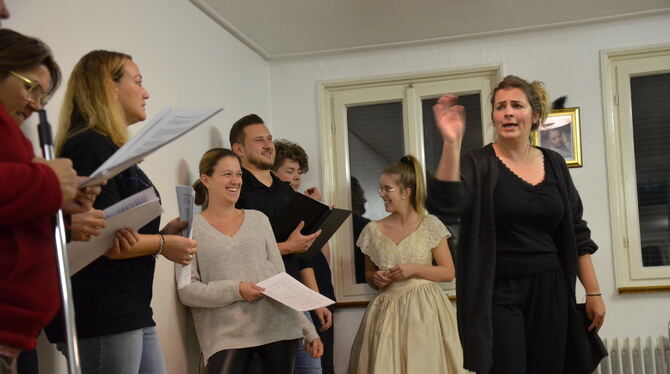 Bei der Probe für »Oper einmal anders« sorgt Julia Fitze (rechts) für richtig viel Spaß. FOTO: SCHITZ