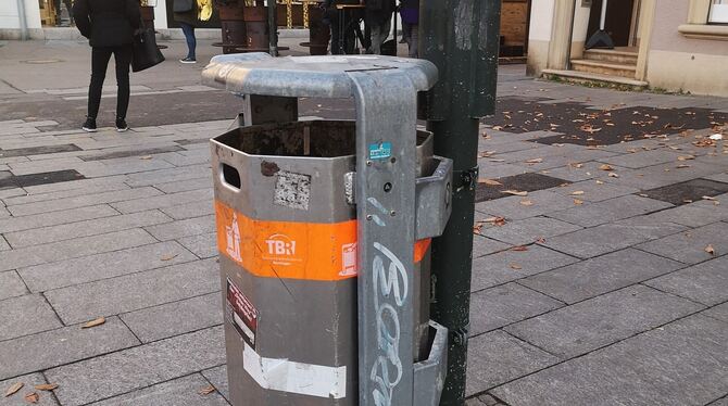 Letzter städtischer Abfalleimer vor dem Weihnachtsmarkt.  FOTO: CONZELMANN
