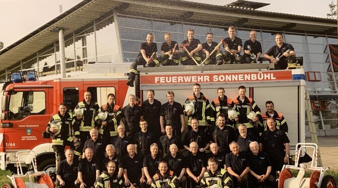 Die Mannschaft der Freiwiligen Feuerwehr Undingen. Die Mitglieder sind alle ehrenamtlich dabei und üben andere Beruf aus. FOTO:
