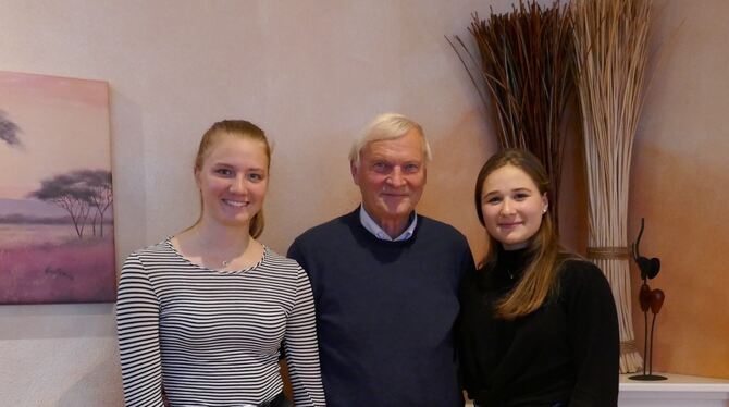 Astronaut Ernst Messerschmid (Mitte) mit den ZmS-Reporterinnen Charlotte Baumgardt (links) und Xenia Klaiber. FOTO: ZMS Astronaut Ernst Messerschmid (Mitte) mit den ZmS-Reporterinnen Charlotte Baumgardt (links) und Xenia Klaiber. FOTO: ZMS
