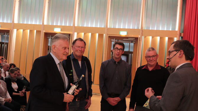 Gomaringer Schlosswein schenkte gestern Abend Bürgermeister Steffen Heß (rechts) dem ehemaligen baden-württembergischen Minister