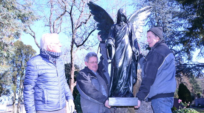 Alexander Rieth (links) stellt gemeinsam mit Mitarbeitern des Metallrestaurators Haber und Brandner den Friedensengel auf.  Foto
