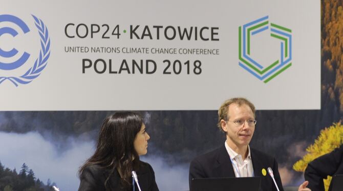Urs Ruth auf einem Podium bei der Klimakonferenz in Kattowitz vor einem Jahr, neben ihm Majda Dabaghi, Director Inclusive Green