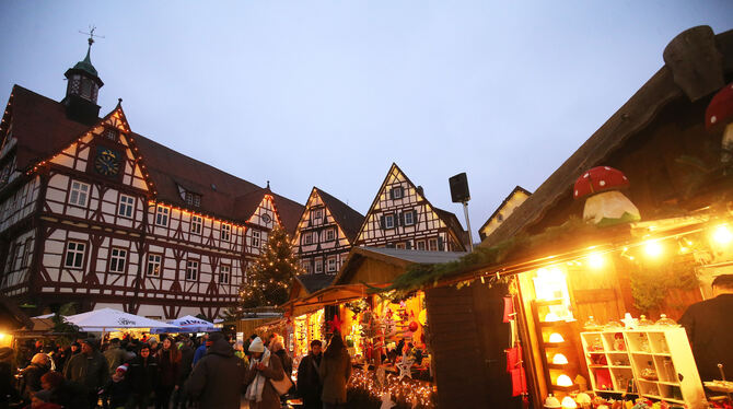 Stimmungsvoll: Weihnachtsmarkt auf dem Bad Uracher Marktplatz.  FOTO: STADT