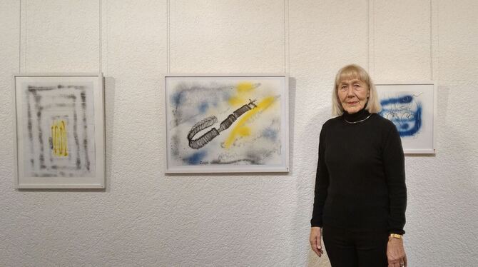 Elisabeth Wacker in ihrer Ausstellung in der Pfullinger Stadtbücherei.  FOTO: BÖHM