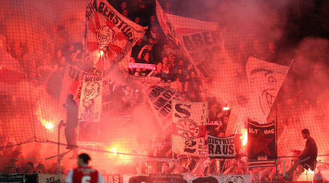 VfB-Stuttgart-Fans zünden im Relegationsspiel bei Union Berlin Pyrotechnik. FOTO: DPA