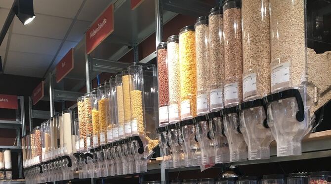 Bei »Fridi unverpackt« dürfen Kunden offene Waren selbst abfüllen. FOTO: ZMS Bei »Fridi unverpackt« dürfen Kunden offene Waren selbst abfüllen. FOTO: ZMS