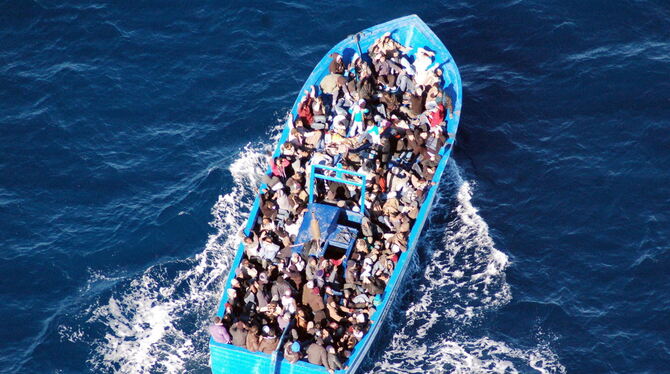 In waghalsigen Aktionen werden Flüchtlinge übers Mittelmeer gebracht. FOTO: DPA