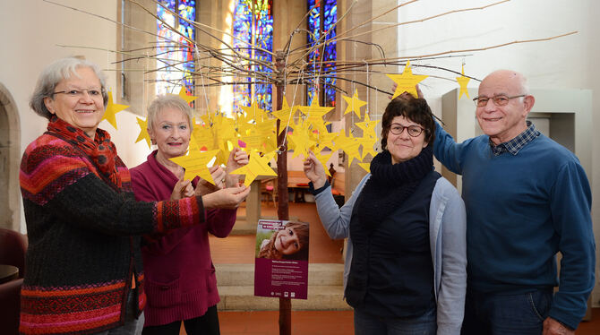 Hoffen auf weitere Spender, die nach den Sternen in der Citykirche greifen (von links): Pfarrerin Cornelia Eberle, Carla Eitel,