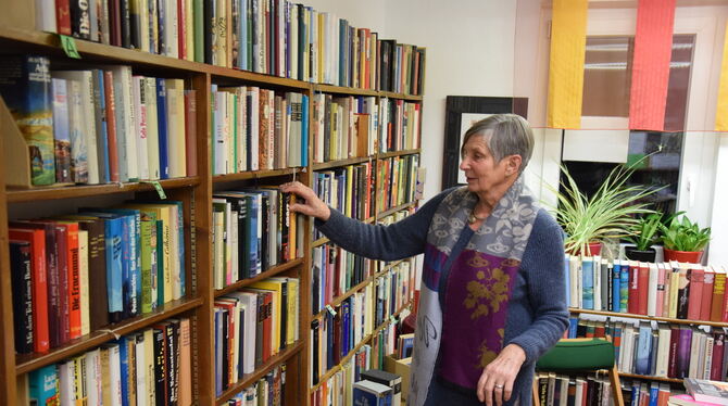 Viele Regale mit Lesestoff: Marlies Grunwaldt, ehrenamtliche Mitarbeiterin der Bücherstube, behält den Überblick.  FOTO: SCHITZ