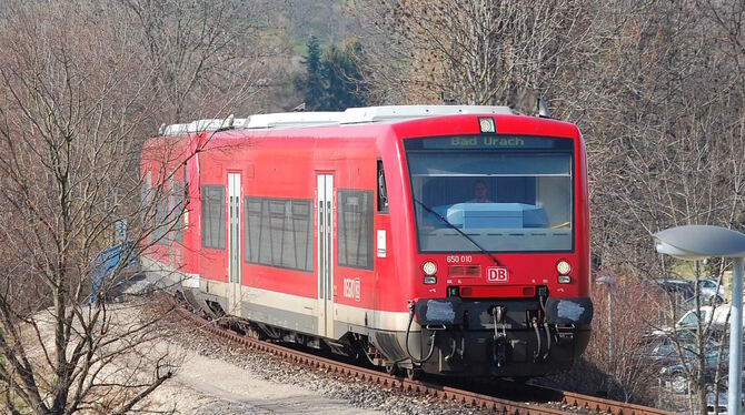 Züge der Ermstalbahn, hier nahe Dettingen, fahren derzeit oft nicht.  FOTO: PFISTERER
