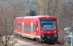 Züge der Ermstalbahn, hier nahe Dettingen, fahren derzeit oft nicht.  FOTO: PFISTERER