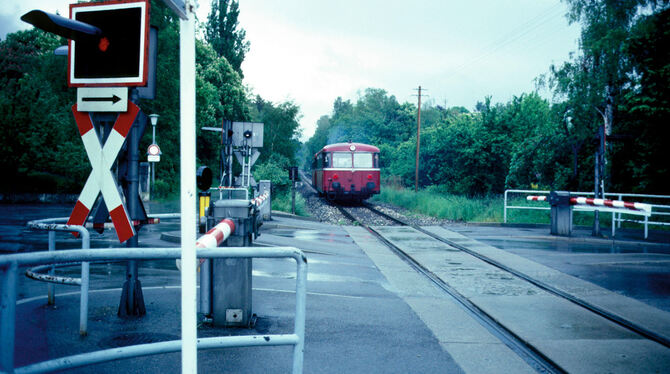 Im Mai 1983 fuhr der letzte Zug vom Reutlinger Hauptbahnhof nach Honau. DAs Foto zeigt die Kreuzuing der Bahntrassse mit dem Pan