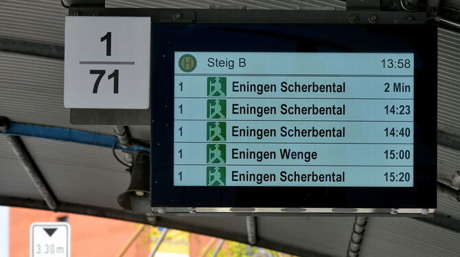 Ein Digitales Fahrgastinformationssystem (DFI) wie hier in Reutlingen, wird in Eningen nun doch nicht eingeführt.  FOTO: NIETHAM