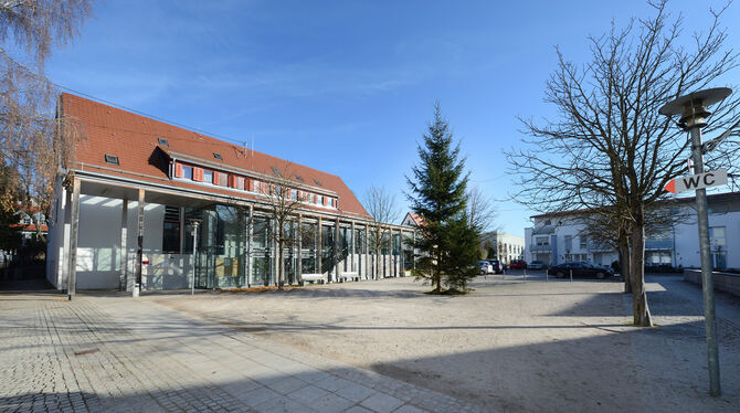Der geschotterte Rathausplatz in Wannweil soll gepflastert werden.   FOTO: PIETH