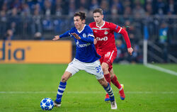 Schalkes Benjamin Goller (links) treibt den Ball gegen Moskaus Alexei Miranschuk voran.   FOTO: DPA
