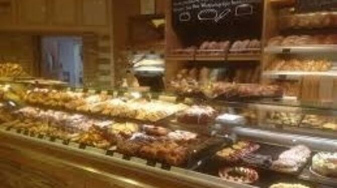 Zwei ZmS-Reporter haben miterlebt, was im Hintergrund alles passieren muss, damit die Bäckerei-Theke bestückt werden kann.   FOT