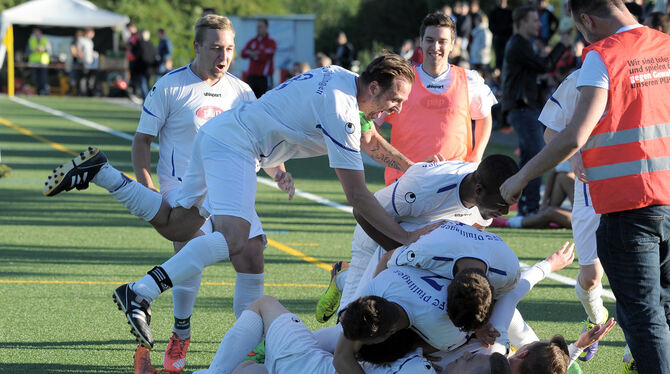Torjubel bei der Mannschaft des BFC Pfullingen. FOTO: BAUR Torjubel bei der Mannschaft des BFC Pfullingen. FOTO: BAUR