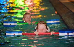 Den Schwimmunterricht für die Kleinen übernehmen erfahrene DLRG-Schwimmer.  FOTO: DPA