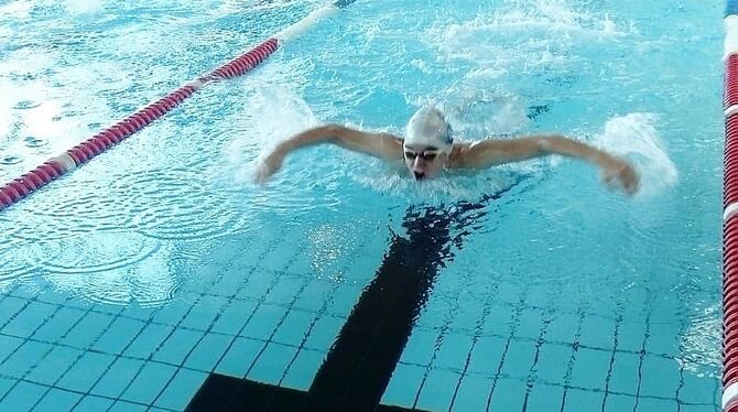 Mika Hils schwimmt Delfin.   FOTO: ZMS
