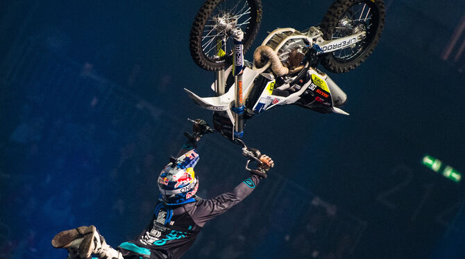 Motorcross-Fahrer Luc Ackermann hat bei der Freestyle-Show beim ADAC Supercross in Stuttgart sein Können gezeigt. Auf dem Foto i