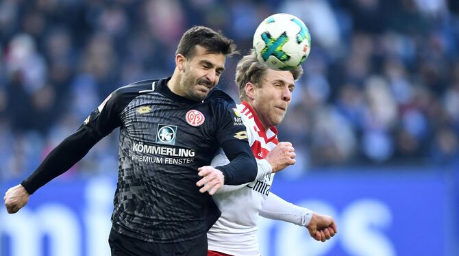 Sven Schipplock (rechts), damals beim Hamburger SV, im Duell mit Giulio Donati von Mainz 05.   FOTO: EIBNER