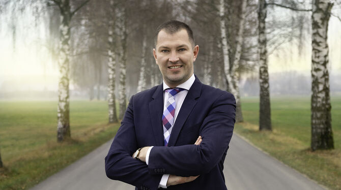 Matthias Henne, seit 2014 Bürgermeister in Zwiefalten, hat sich in Bad Waldsee beworben.  FOTO: PR