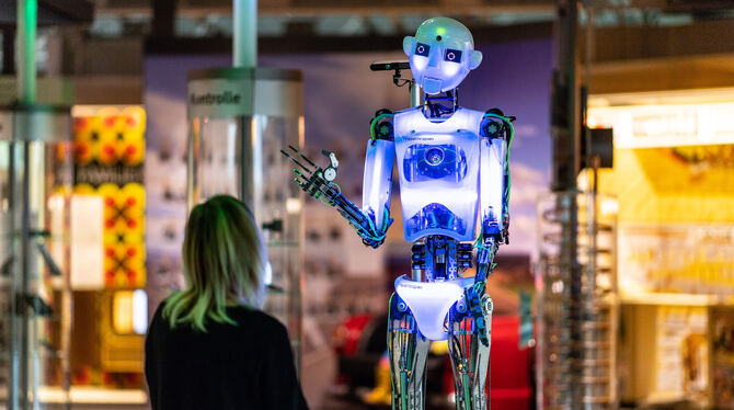 Kuratorin Judith Spickermann steht in Paderborn in der Ausstellung: »Künstliche Intelligenz und Robotik« im Heinz Nixdorf Museu