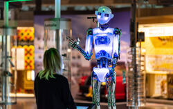  Kuratorin Judith Spickermann steht in Paderborn in der Ausstellung: »Künstliche Intelligenz und Robotik« im Heinz Nixdorf Museu