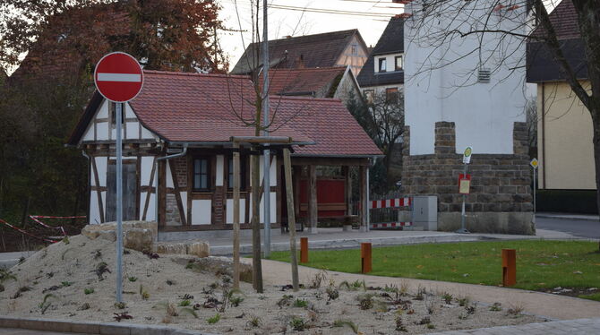 Die Bushaltestelle mit Fahrradunterstand und öffentlichen Toiletten in Jettenburg ist Teil der Dorfplatzerneuerung. FOTO: STÖHR