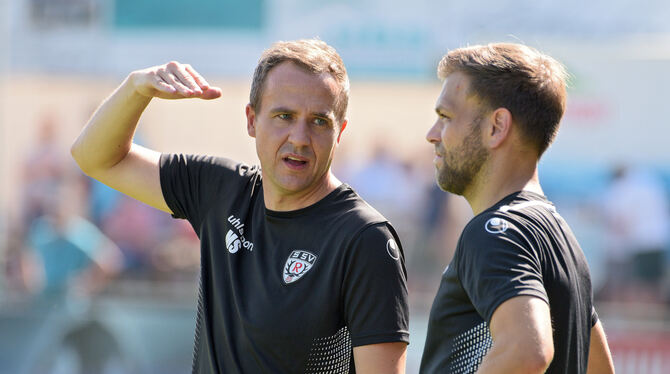 Co-Trainer Philipp Reitter (rechts) wird heute in Oberachern Chefcoach Maik Schütt links) vertreten.  FOTO: MEYER