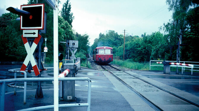 Im Mai 1983 fuhr der letzte Zug vom Reutlinger Hauptbahnhof nach Honau: Er brauchte dafür 21 Minuten. Das Foto zeigt die Kreuzun