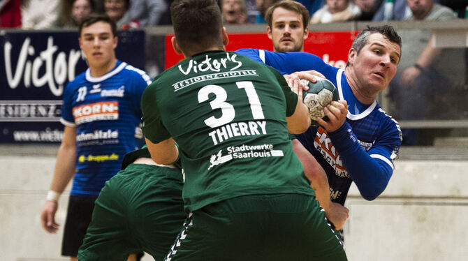 Der Pfullinger Kreisläufer Alexander Schmid (mit Ball) im Duell mit den Saarlouisern Niklas Louis (links) und Gilles Thierry.