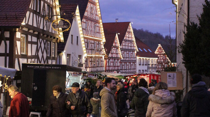 Wie gemacht für einen Markt: die Fachwerk-Kulisse der Altstadt.  FOTOS: SCHRADE