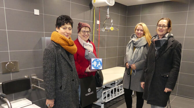 Strahlende Gesichter bei der Eröffnung der »Toilette für alle« in der Ouletcity Metzingen. (von links) Inklusionsbotschafterin P