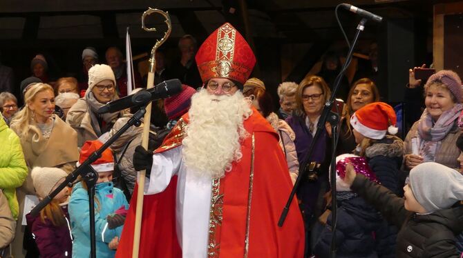 Der Bischof von einst: Nikolaus eröffnet in der Marktkelter den Metzinger Weihnachtsmarkt.