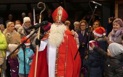 Der Bischof von einst: Nikolaus eröffnet in der Marktkelter den Metzinger Weihnachtsmarkt. 