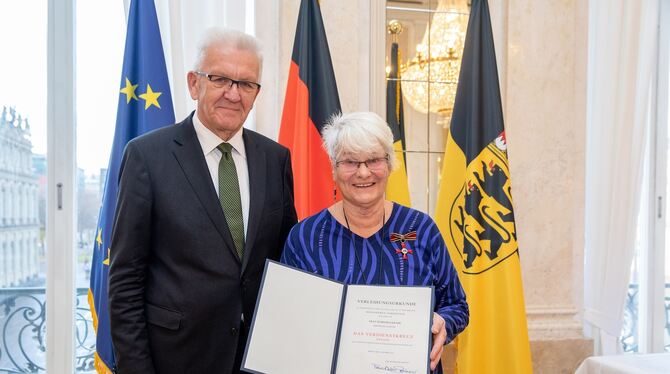 Bei der Verleihung von Orden und Urkunde im Neuen Schloss in Stuttgart: Barbara Krahl mit Ministerpräsident Winfried Kretschma Bei der Verleihung von Orden und Urkunde im Neuen Schloss in Stuttgart: Barbara Krahl mit Ministerpräsident Winfried Kretschma