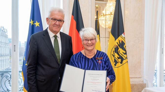 Bei der Verleihung von Orden und Urkunde im Neuen Schloss in Stuttgart: Barbara Krahl  mit Ministerpräsident  Winfried Kretschma