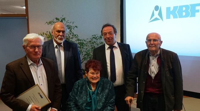 KBF-Stiftungsrat Thomas Seyfarth und -Geschäftsführer Gert Mohler (hintere Reihe) ehrten Manfred Müller, Karola Göhring und Karl