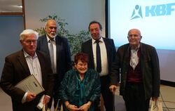 KBF-Stiftungsrat Thomas Seyfarth und -Geschäftsführer Gert Mohler (hintere Reihe) ehrten Manfred Müller, Karola Göhring und Karl