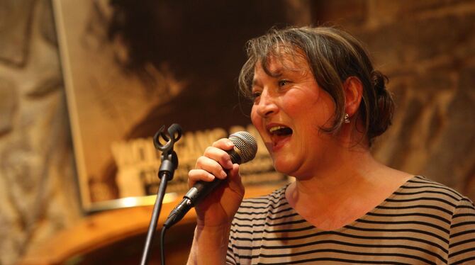 Power in der Stimme: Sängerin Elke Waedt beim Steely-Dan-Tribute der Major Dudes im Jazzclub Mitte.  FOTO: SPIESS